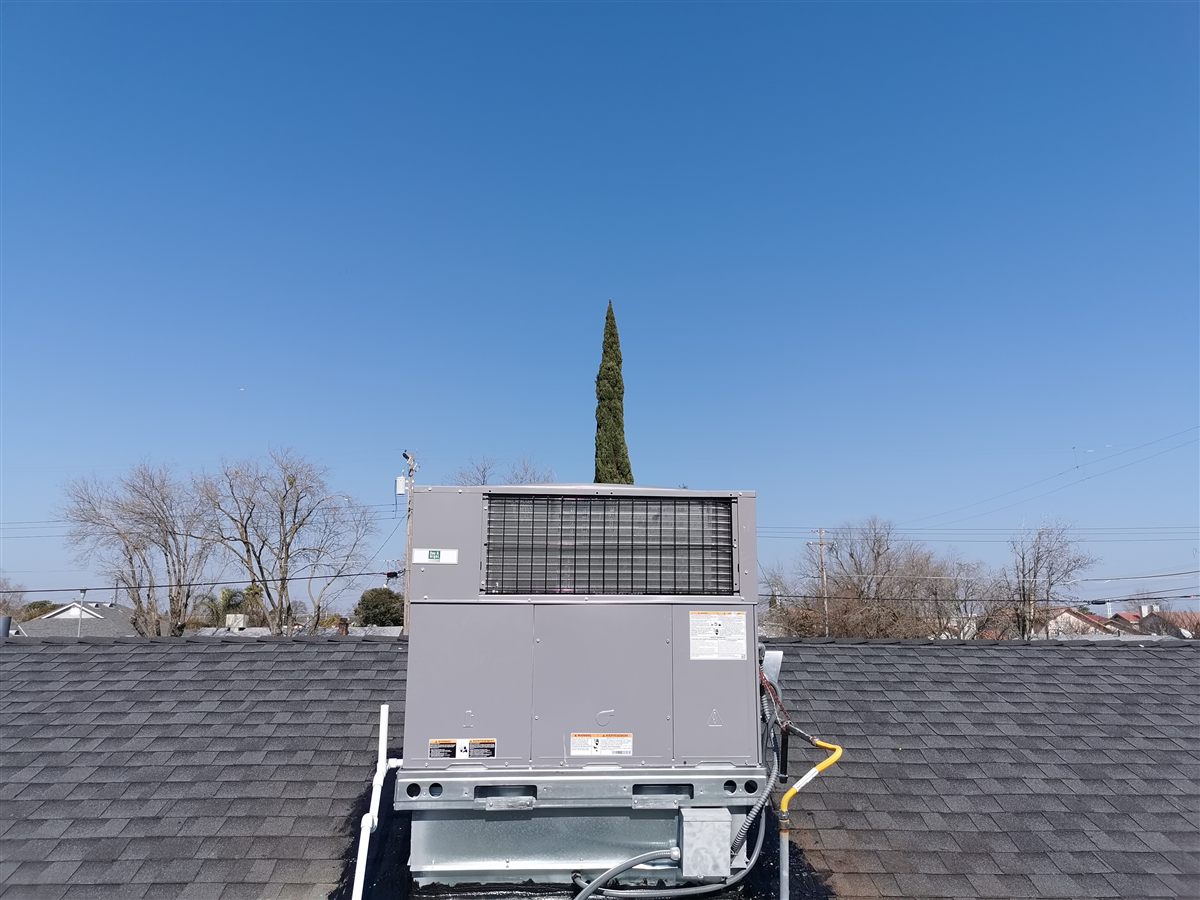 Residential HVAC install on home rooftop
