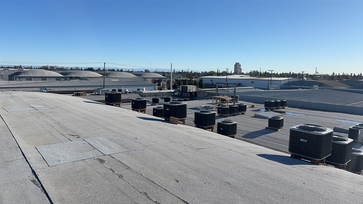 Commercial rooftop HVAC units installation
